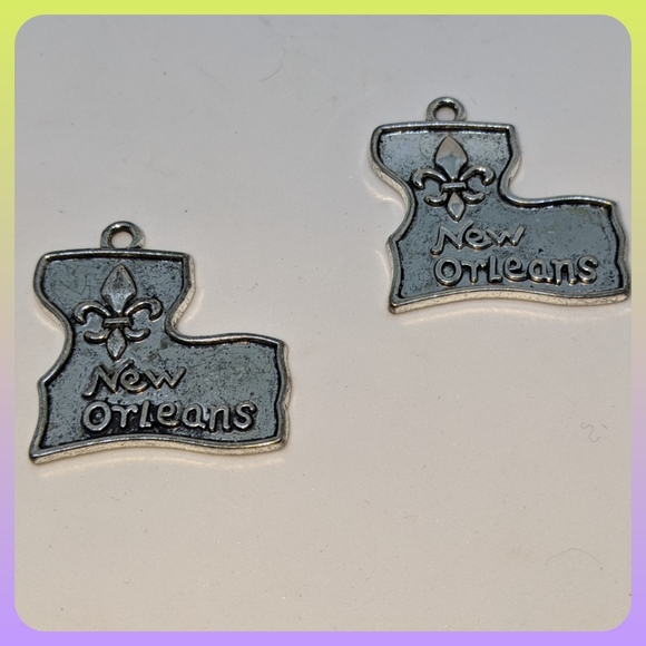 5/$25- 2, brand new silver New Orleans charms w/ fleur de lis Louisiana state - Picture 3 of 5